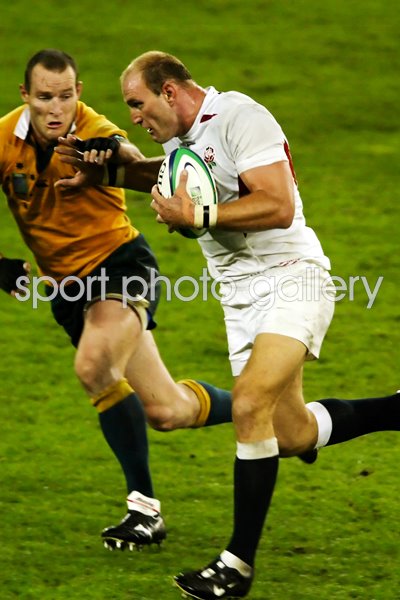 Stirling Mortlock tackles Lawrence Dallaglio