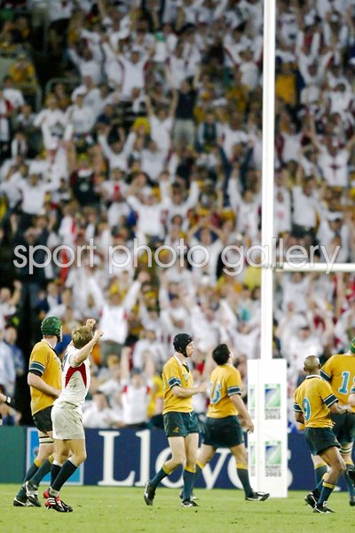 Jonny Wilkinson kicks the winning drop goal