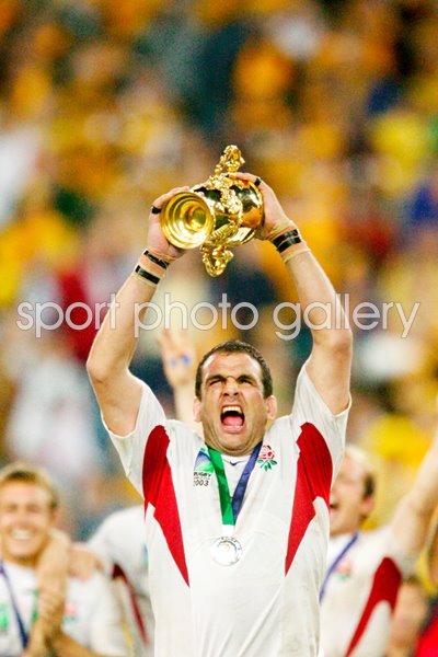 Martin Johnson lifts the Webb Ellis Cup