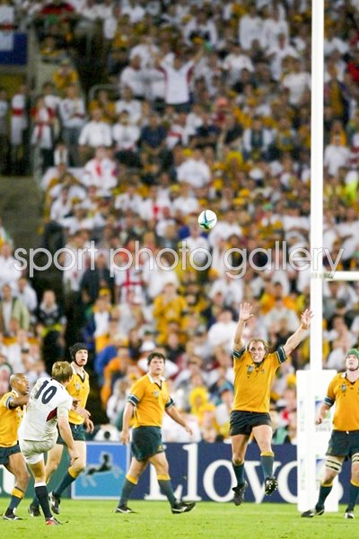 Jonny Wilkinson kicks the winning drop goal