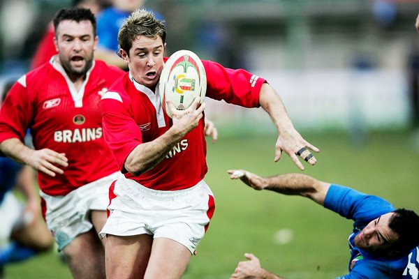 Shane Williams bursts through 