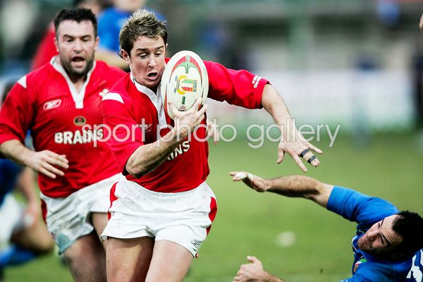 Shane Williams bursts through