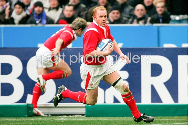 Martyn Williams runs in to score 