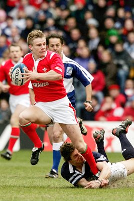 Chris Cusiter tackles Dwayne Peel