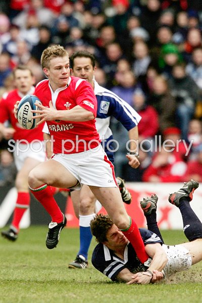 Chris Cusiter tackles Dwayne Peel