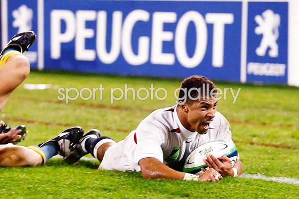 Jason Robinson dives over to score