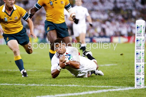 Jason Robinson dives over to score