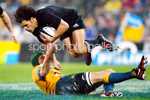 Doug Howlett tackled by Justin Harrison