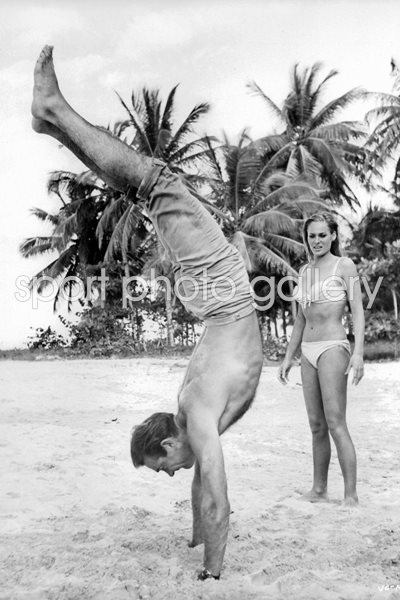 Sean Connery (James Bond) & Ursula Andress Dr. No