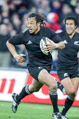 Tana Umaga scores