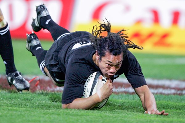 Tana Umaga scores