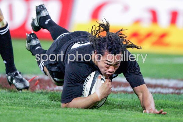Tana Umaga scores