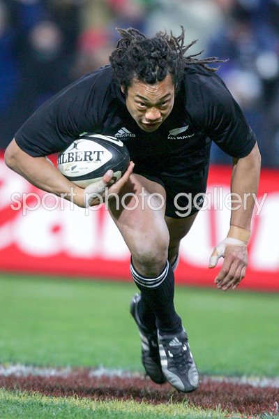 Tana Umaga scores