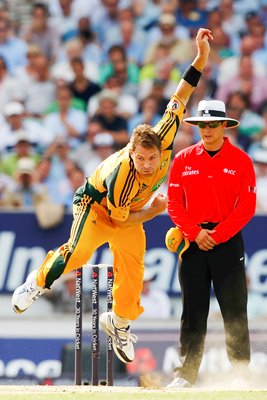 Ryan Harris bowls for Australia v England 