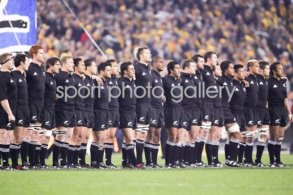 The All Blacks sing national anthem 