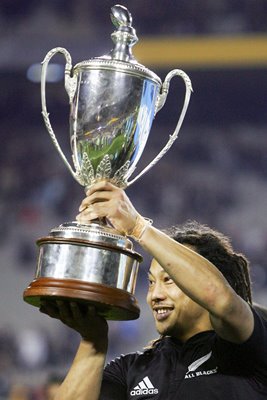 Tana Umaga lifts Tri-Nations Cup 