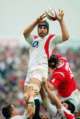 Danny Grewcock wins lineout ball 