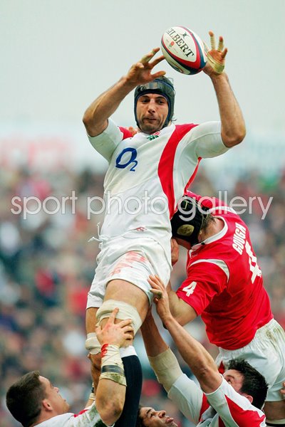 Danny Grewcock wins lineout ball 