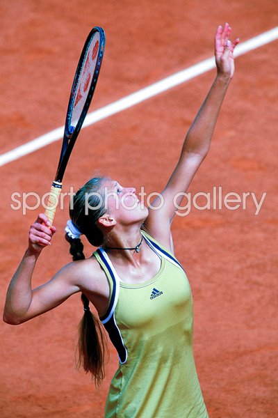 Anna Kournikova serves 1999
