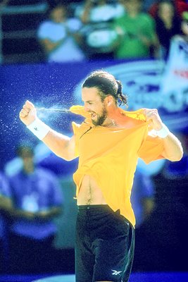 Patrick Rafter tears his shirt 