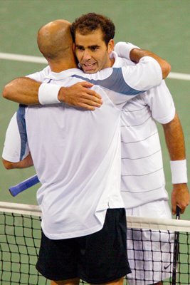 Agassi congratulates Sampras