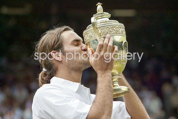 Roger Federer kisses the trophy