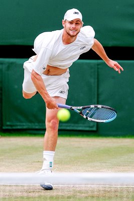 Andy Roddick serves Wimbledon 2004