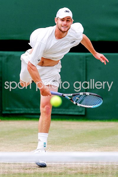 Andy Roddick serves Wimbledon 2004