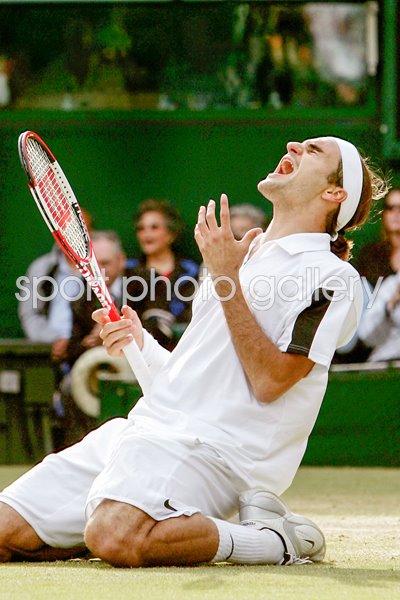 Roger Federer celebrates Wimbledon 2004  