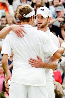 Andy Roddick embraces Roger Federer 
