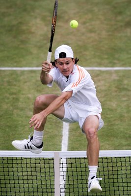 Guillermo Coria jumps the net 