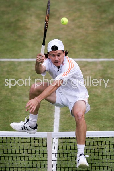 Guillermo Coria jumps the net 