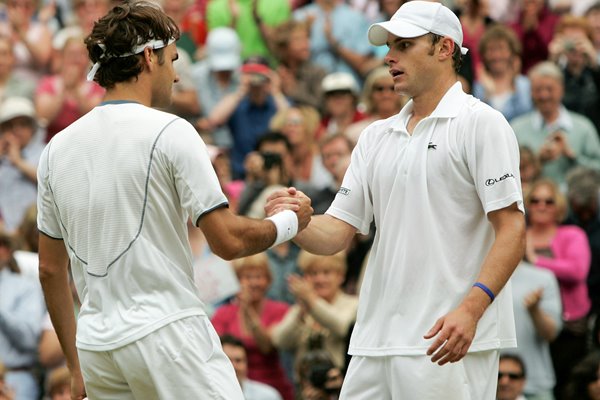 Andy Roddick congratulates Roger Federer 