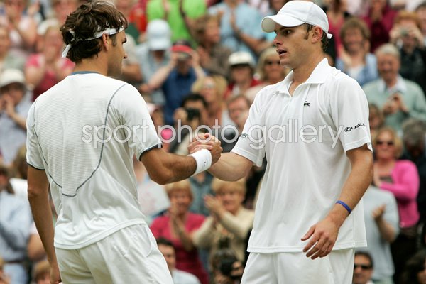 Andy Roddick congratulates Roger Federer 