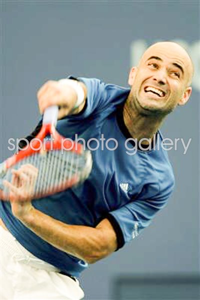 Andre Agassi serves US Open 2005