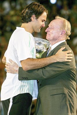 Roger Federer hugs Rod Laver 