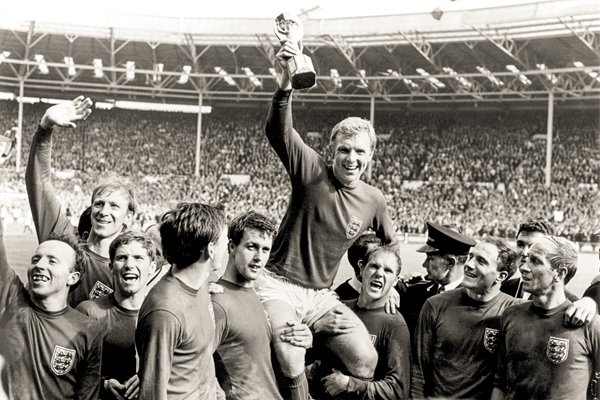 BOBBY MOORE TROPHY WORLD CUP 1966 ICONIC TEAM PHOTO ENGLAND CHOOSE SIZE 