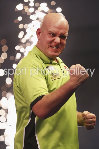 Michael van Gerwen beats Raymond van Barneveld World Darts 2017