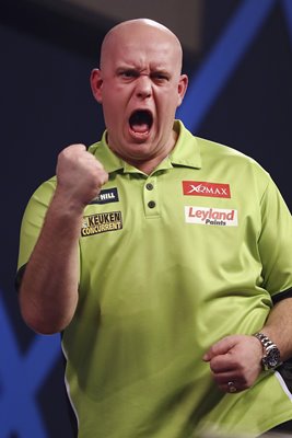 Michael van Gerwen beats Raymond van Barneveld World Darts 2017