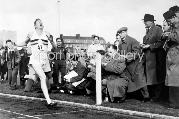 Roger Bannister breaks 4 minute mile barrier 1954