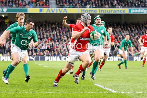 Jonathan Davies scores v Ireland 2012