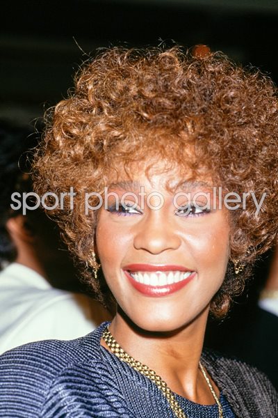 Whitney Houston smiles 1987