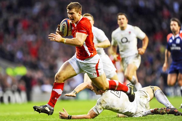 Scott Williams scores for Wales Twickenham 2012