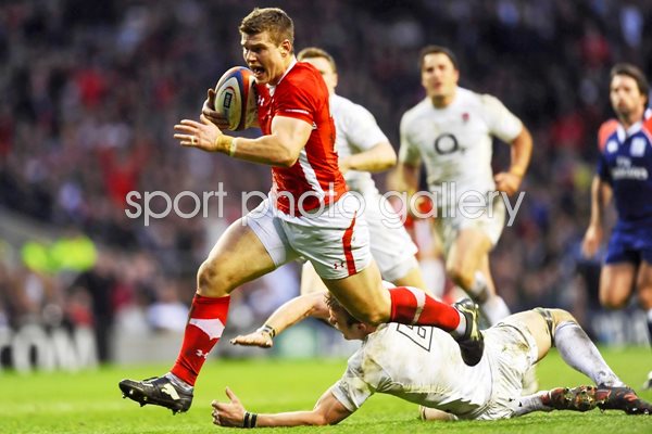 Scott Williams scores for Wales Twickenham 2012