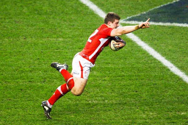 Scott Williams scores for Wales Twickenham 2012