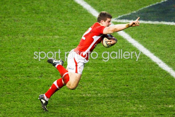 Scott Williams scores for Wales Twickenham 2012