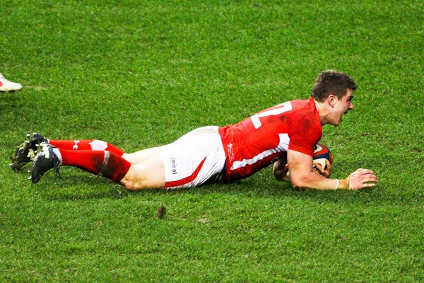 Scott Williams scores for Wales Twickenham 2012