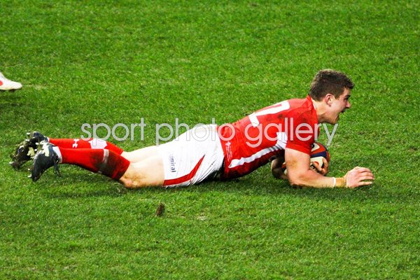 Scott Williams scores for Wales Twickenham 2012