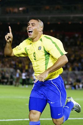 Ronaldo Brazil scores World Cup Final 2002