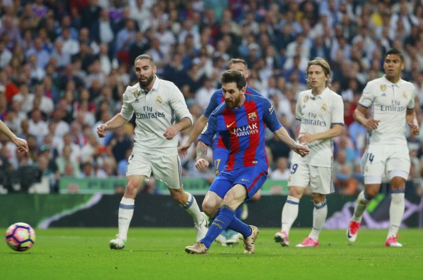 Lionel Messi Barcelona scores v Real Madrid La Liga 2017